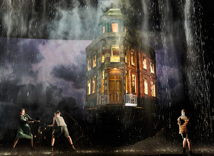 An Inspector Calls at the Playhouse Theatre. Photo by Mark Douet _80A4655sm