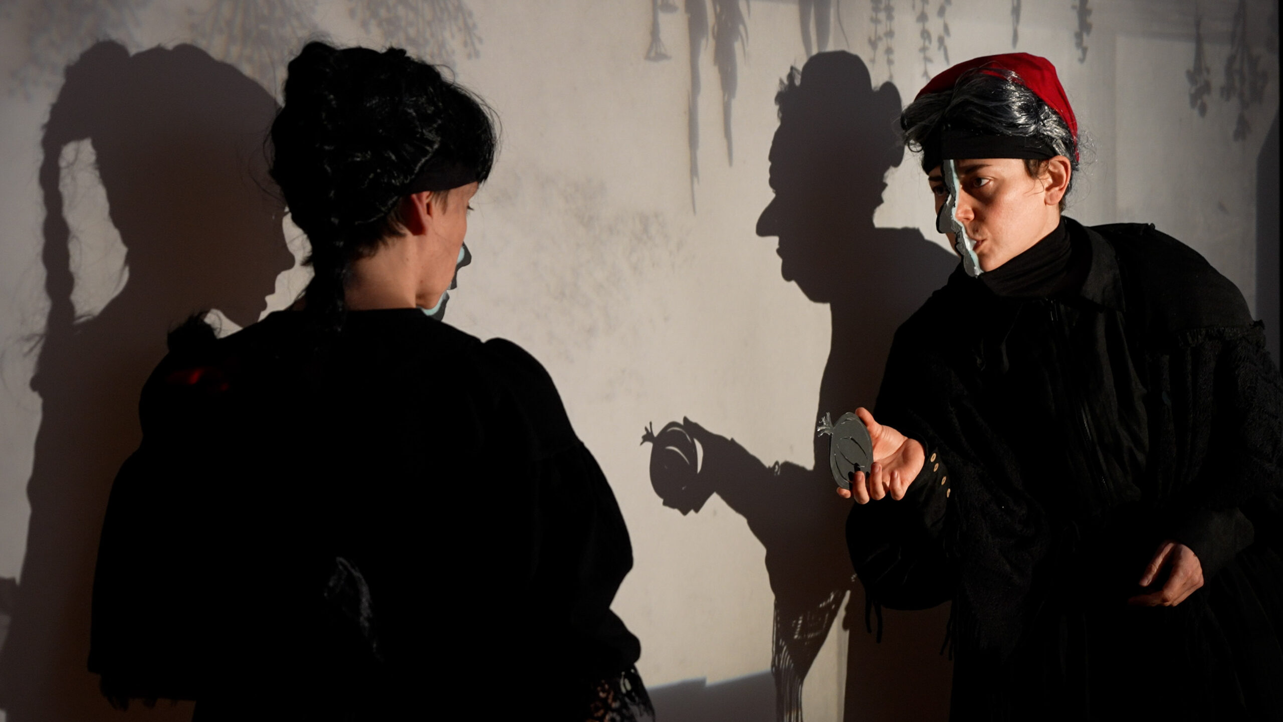 Manual Cinema_s The 4th Witch (Sarah Fornace and Julia Miller) photo by Katie Doyle 7