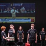 Children in front of a screen