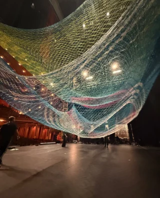 A class of Emerson students joined the cast and crew of Noli Timere to learn how to work with the net sculptures and even how to walk on them!⁠
⁠
#BosArts #BostonTheatre